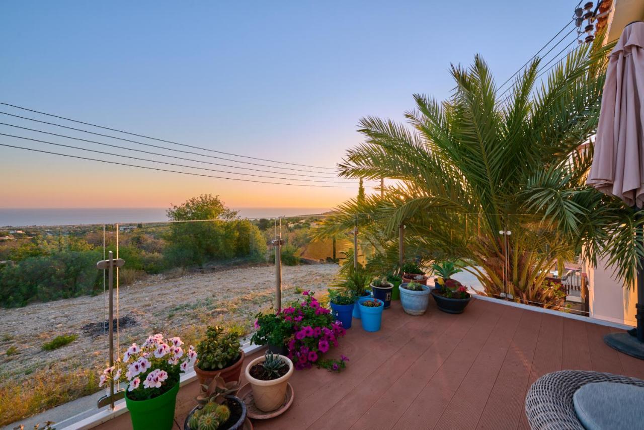 Villanelle Bed & Breakfast Welcomes Dog Lovers Only Tala Exterior photo