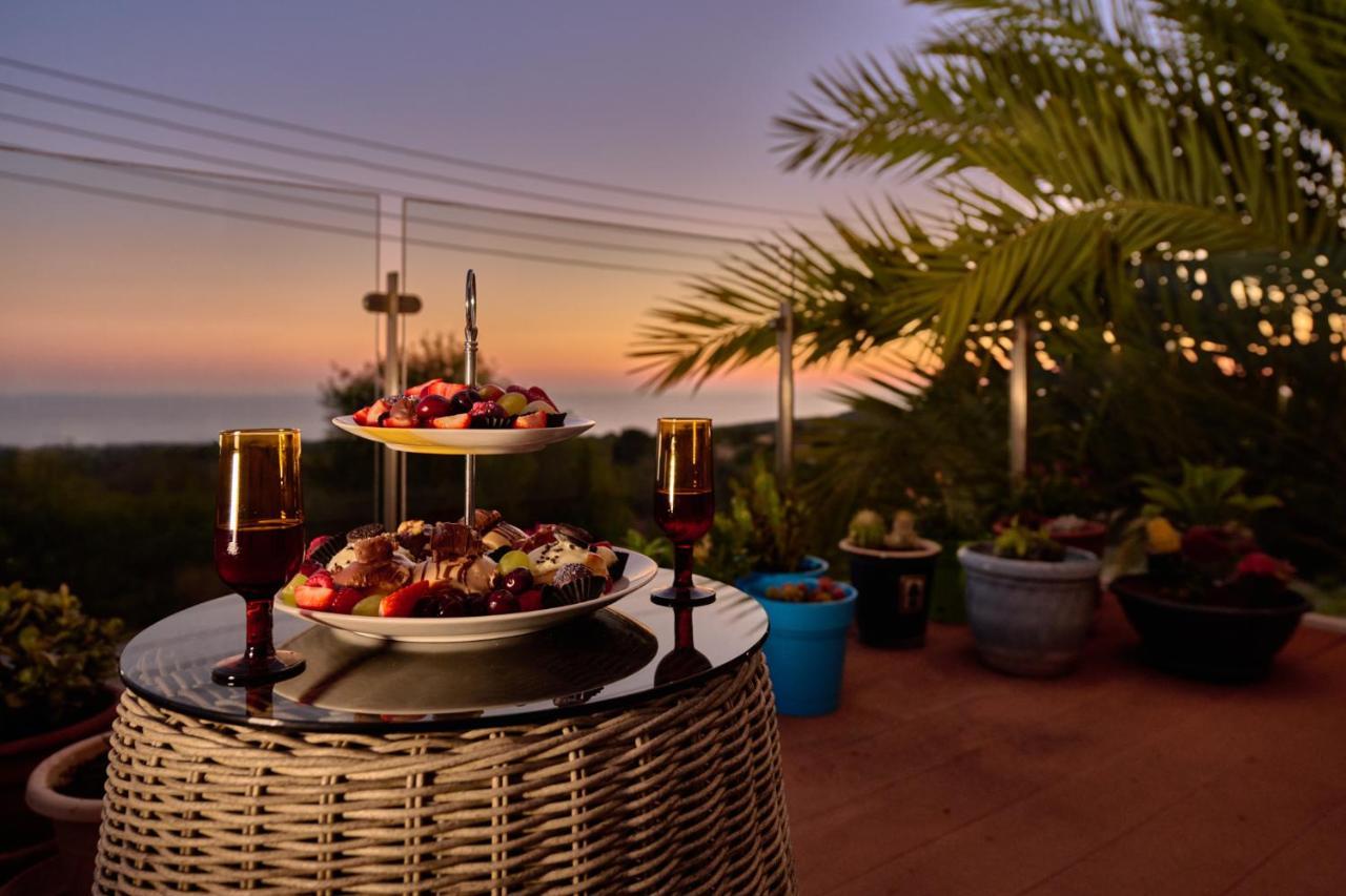 Villanelle Bed & Breakfast Welcomes Dog Lovers Only Tala Exterior photo